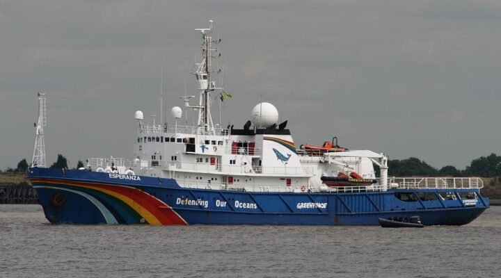 1200px-greenpeace_ship_esperanza