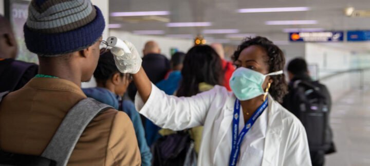 Contrôle température des passagers à l'aéroport Maya-Maya, Brazzaville, République du Congo