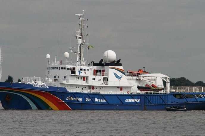 1200px-greenpeace_ship_esperanza