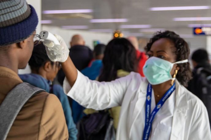 Contrôle température des passagers à l'aéroport Maya-Maya, Brazzaville, République du Congo